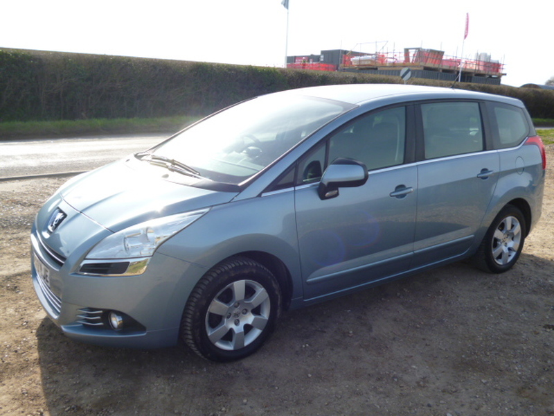 PEUGEOT 5008